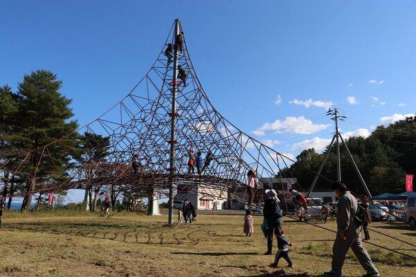 高さ11メートル・東北最大級のザイルクライミングで遊ぶ子どもたち。