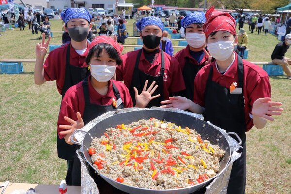 久慈工業高校料理部の生徒さんたちが作った野田村パエリア
