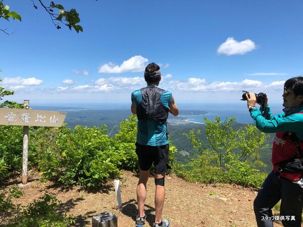 和佐羅比山頂上で写真を撮るトレイルラン参加者