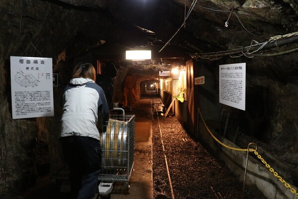 涼海の丘ワイナリーの隣にある野田玉川鉱山にワイン樽を運ぶ様子